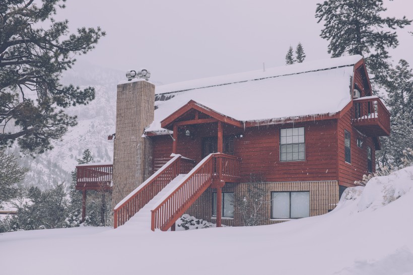 被雪覆蓋的小屋圖片