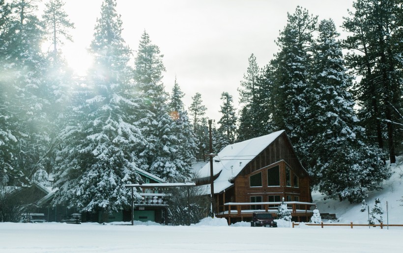 被雪覆蓋的小屋圖片