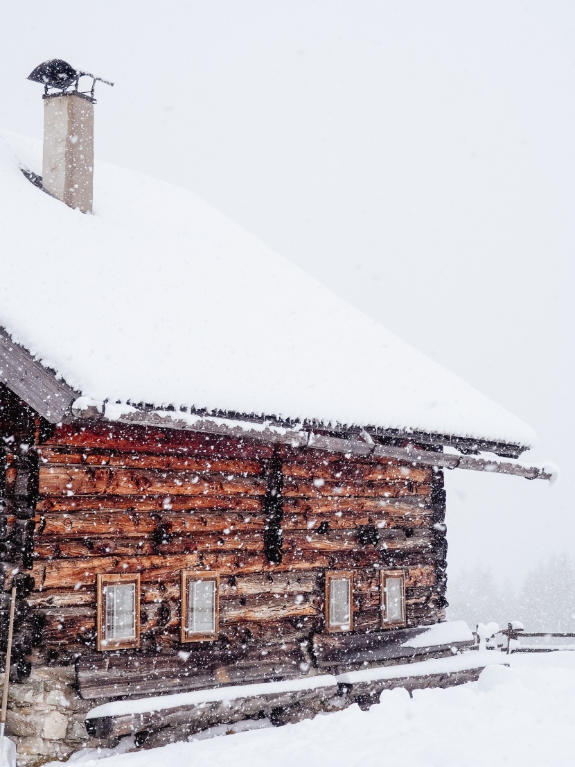 被雪覆蓋的小屋圖片