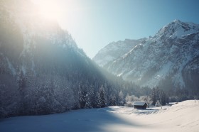 被雪覆蓋的小屋圖片