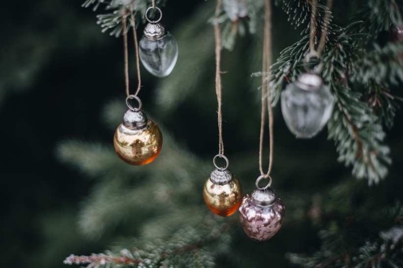 聖誕裝飾在樹上的挂飾圖片