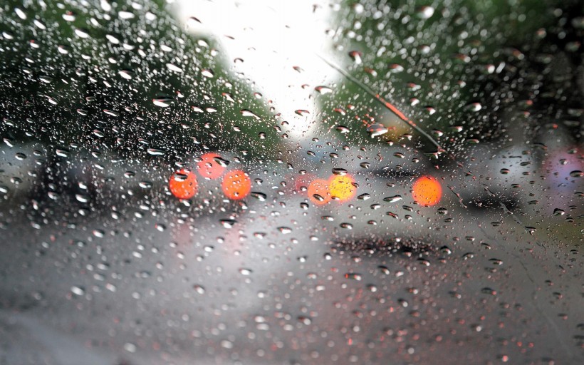 雨後的玻璃窗圖片