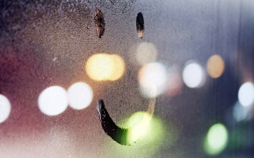 雨後的玻璃窗圖片