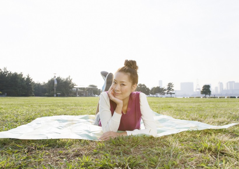 假期女生草地玩耍圖片