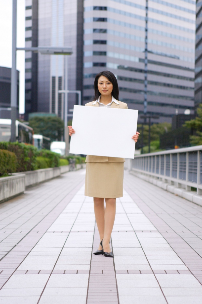 美女和空白公示闆圖片