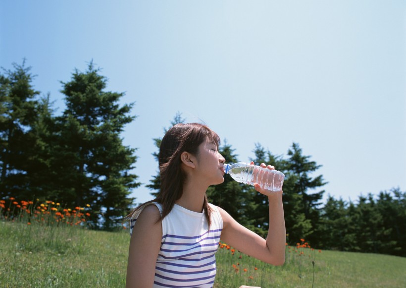 女孩與自然結合圖片