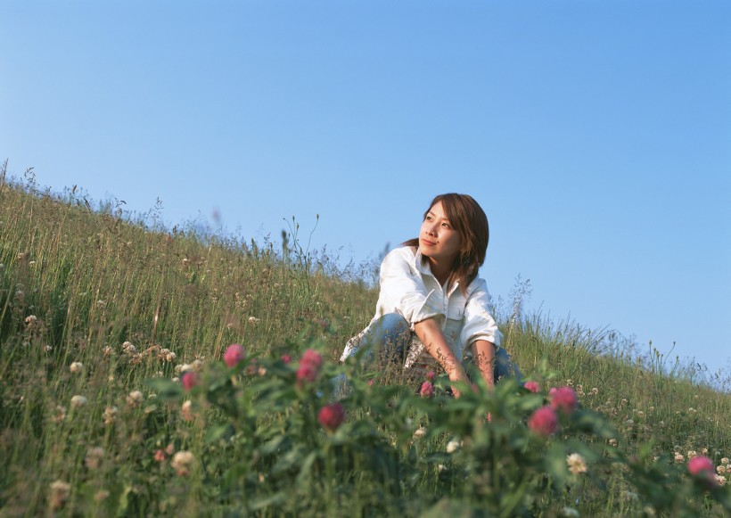 女孩與自然結合圖片