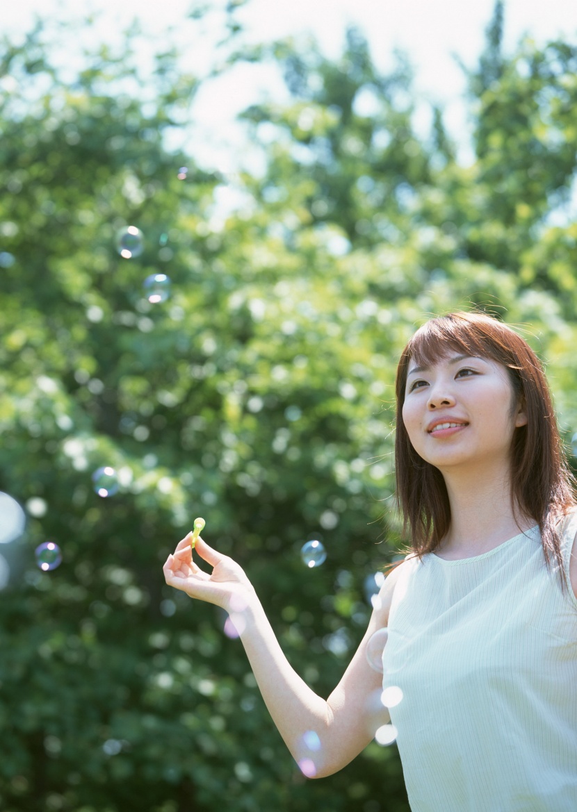 女孩與自然結合圖片