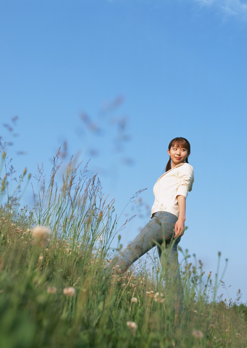 女孩與自然結合圖片