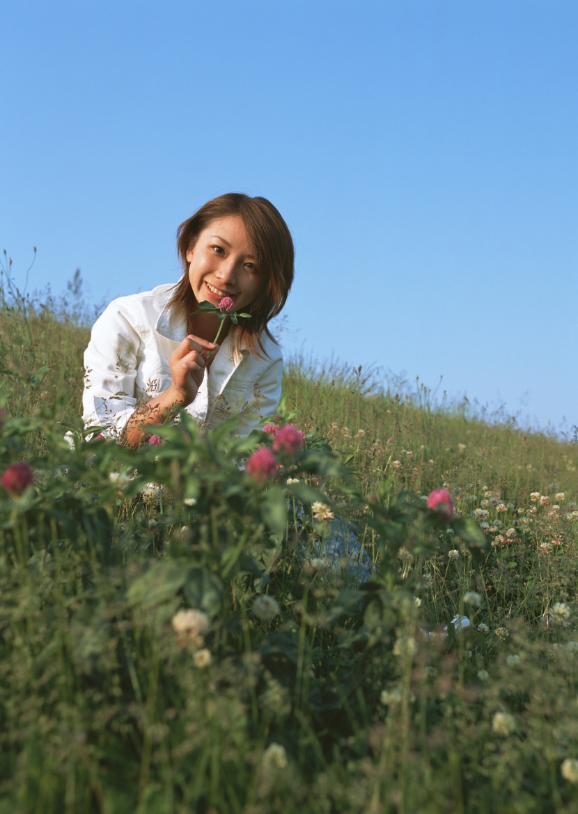 女孩與自然結合圖片