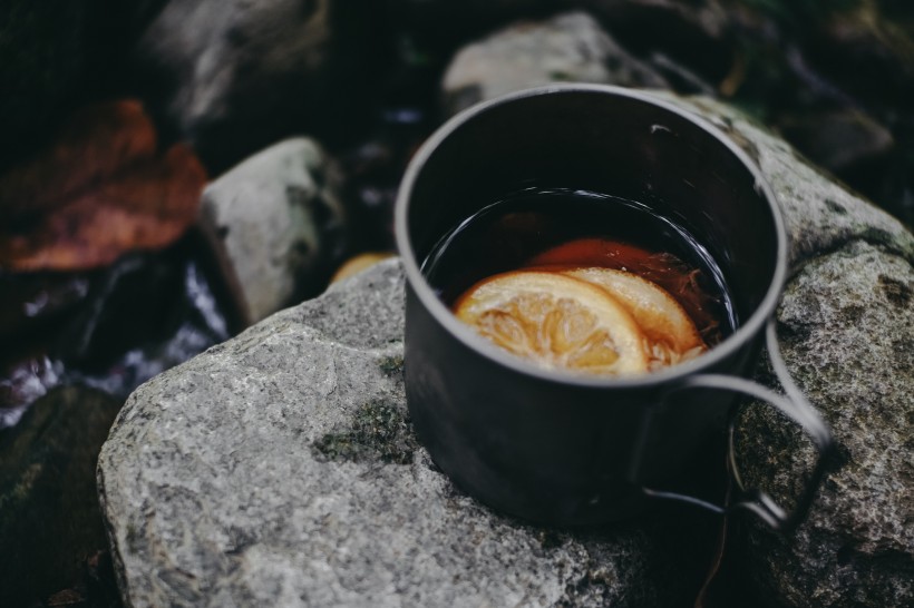 杯子裡的檸檬茶圖片