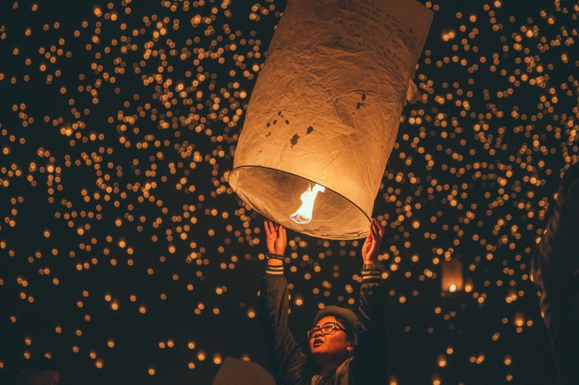 夜空中明亮的孔明燈圖片