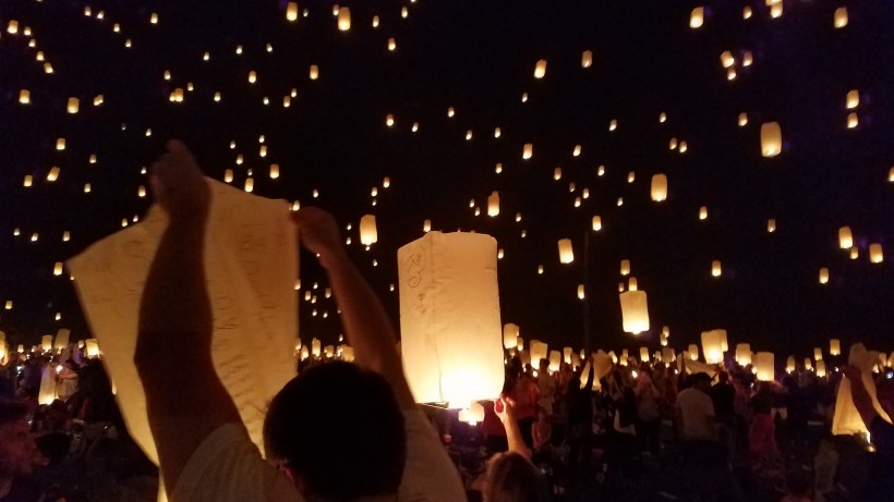 夜空中明亮的孔明燈圖片