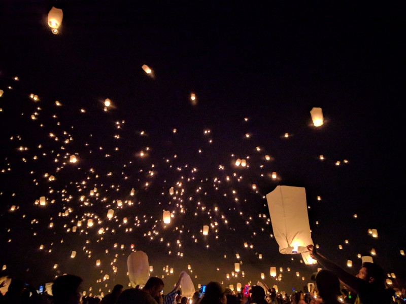 夜空中明亮的孔明燈圖片