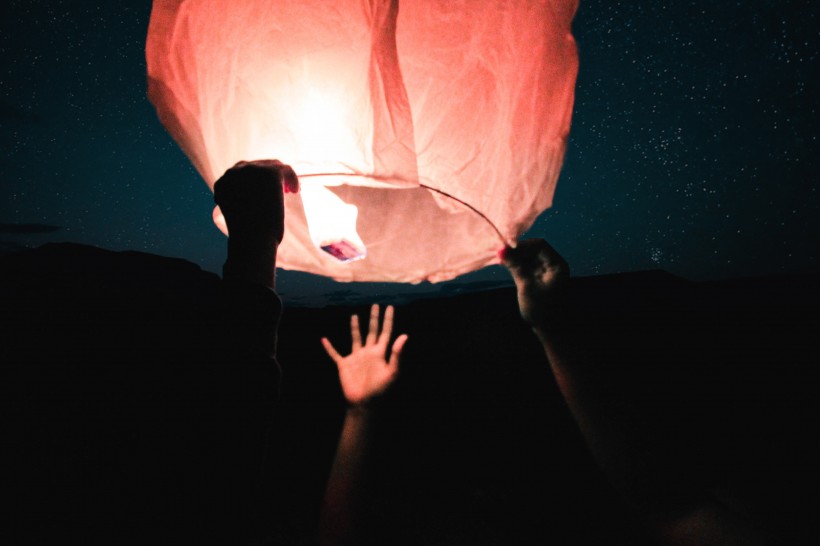 夜空中明亮的孔明燈圖片