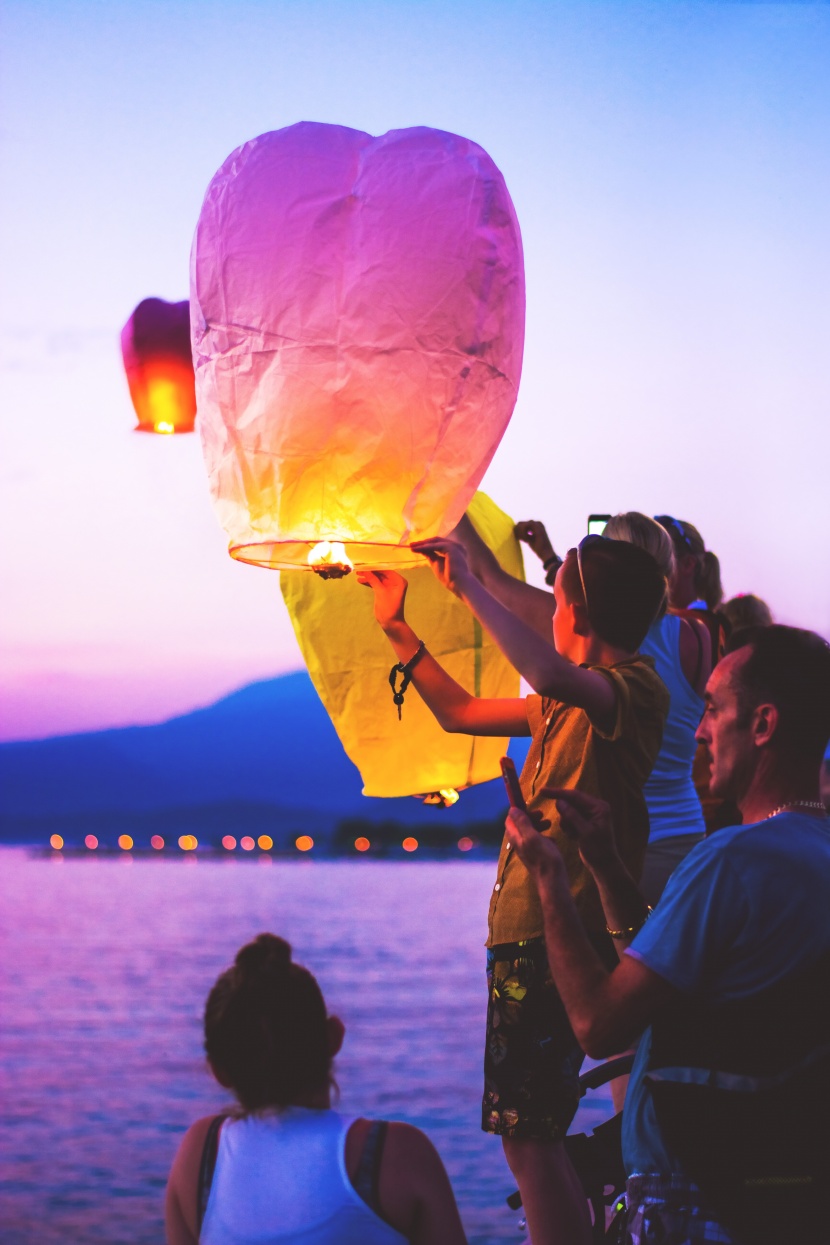 夜空中明亮的孔明燈圖片