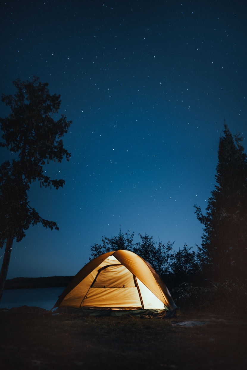 夜晚旅遊露營帳篷圖片