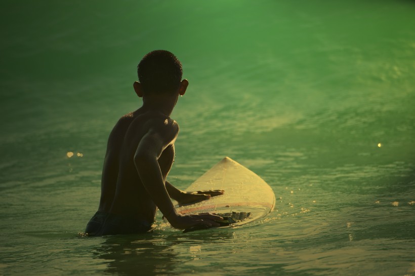 海上沖浪的少年圖片