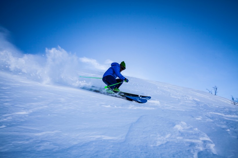 雪地裡的滑雪愛好者圖片