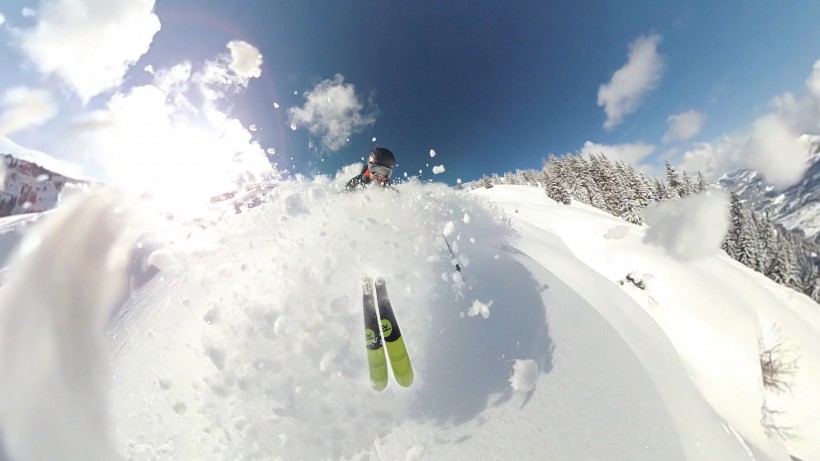 雪地裡的滑雪愛好者圖片