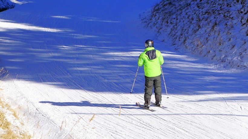 戶外滑雪運動圖片