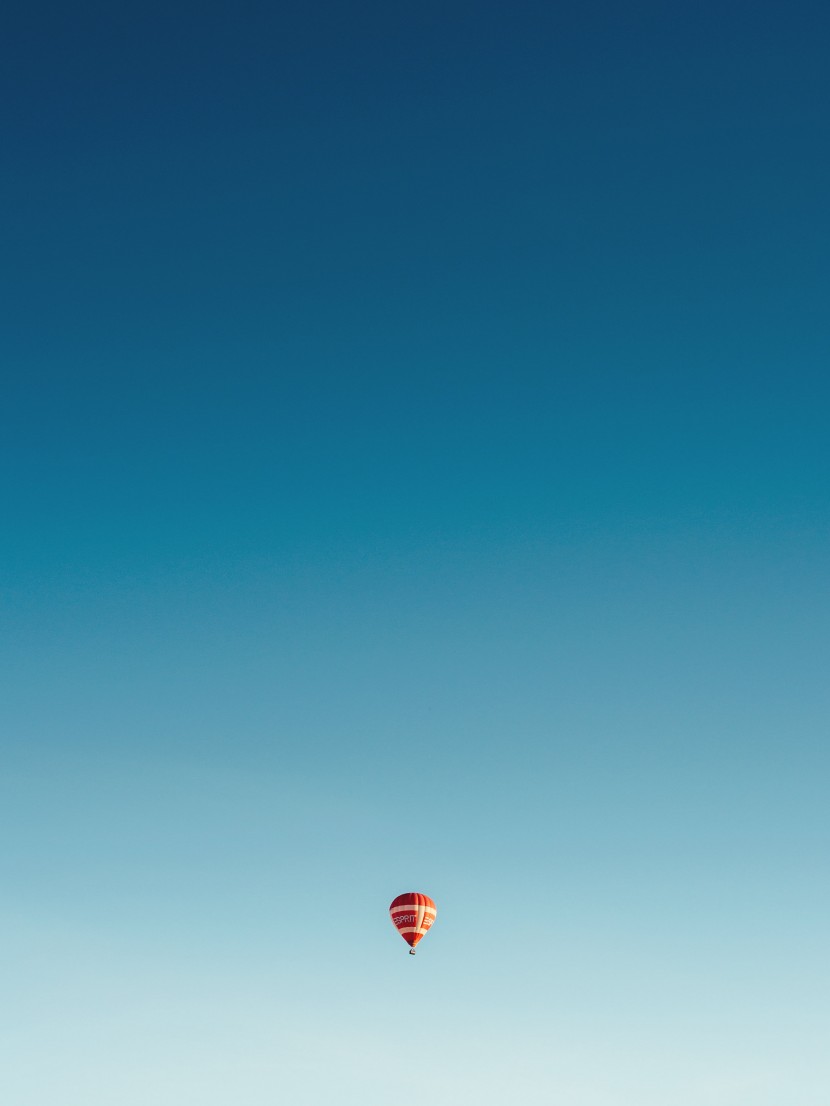 遨遊天空的熱氣球圖片