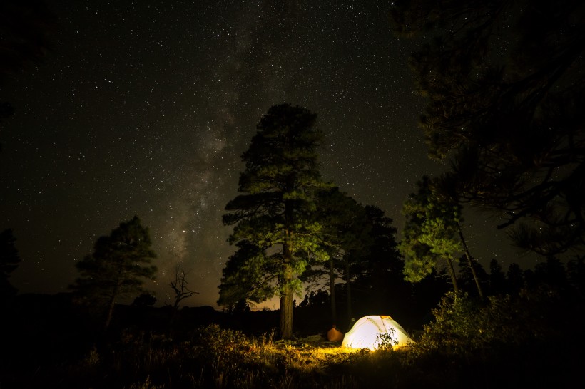 星空下的野營圖片