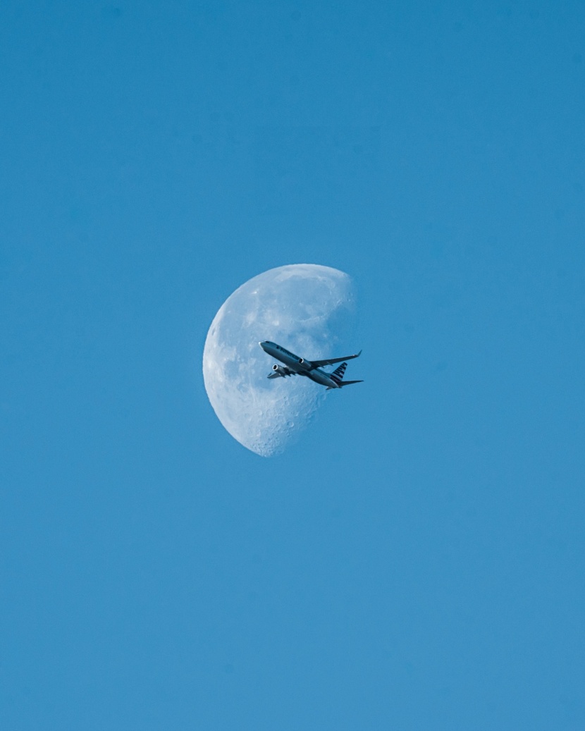 天空中的飛機圖片