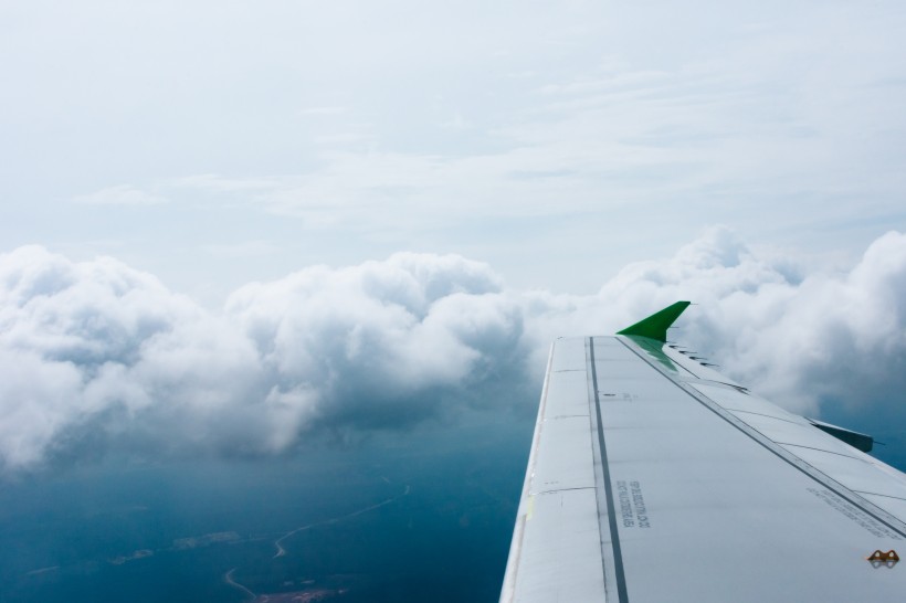 高空中的機翼圖片