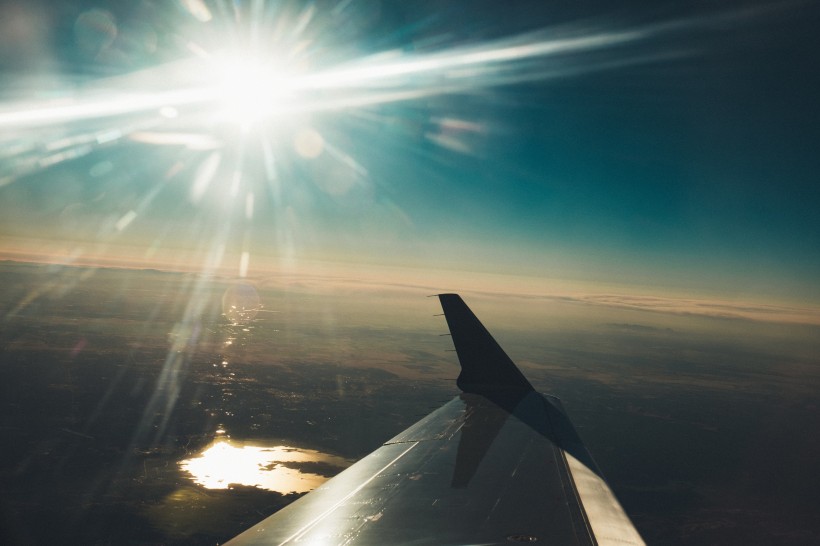 高空中的機翼圖片