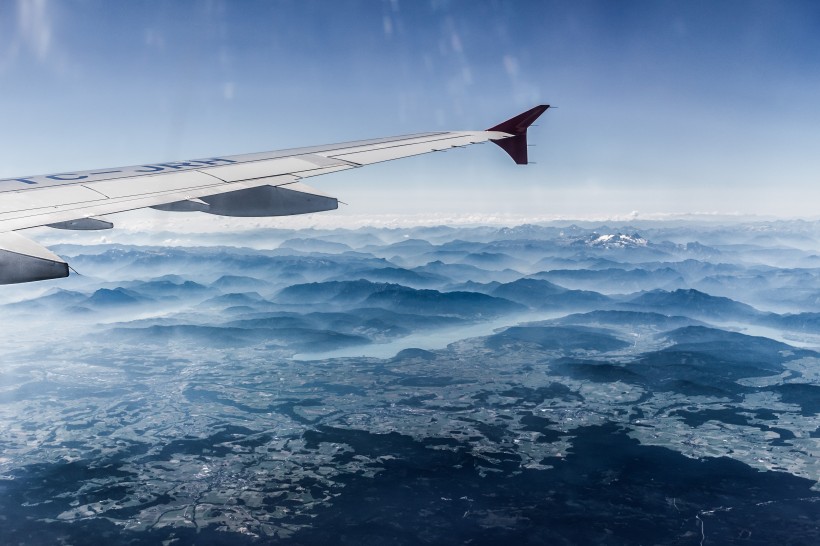 高空中的機翼圖片