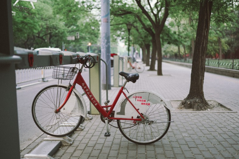 街邊的自行車圖片