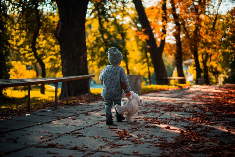 在公園裡玩耍的小孩圖片