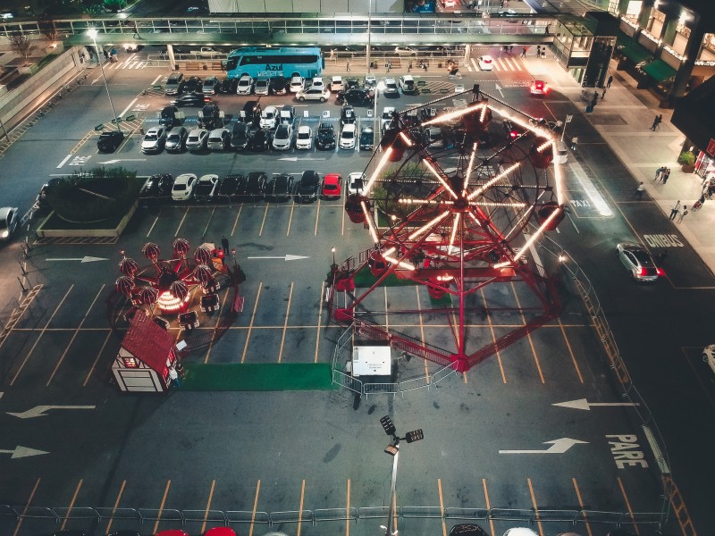 從高空中鳥瞰停車場圖片