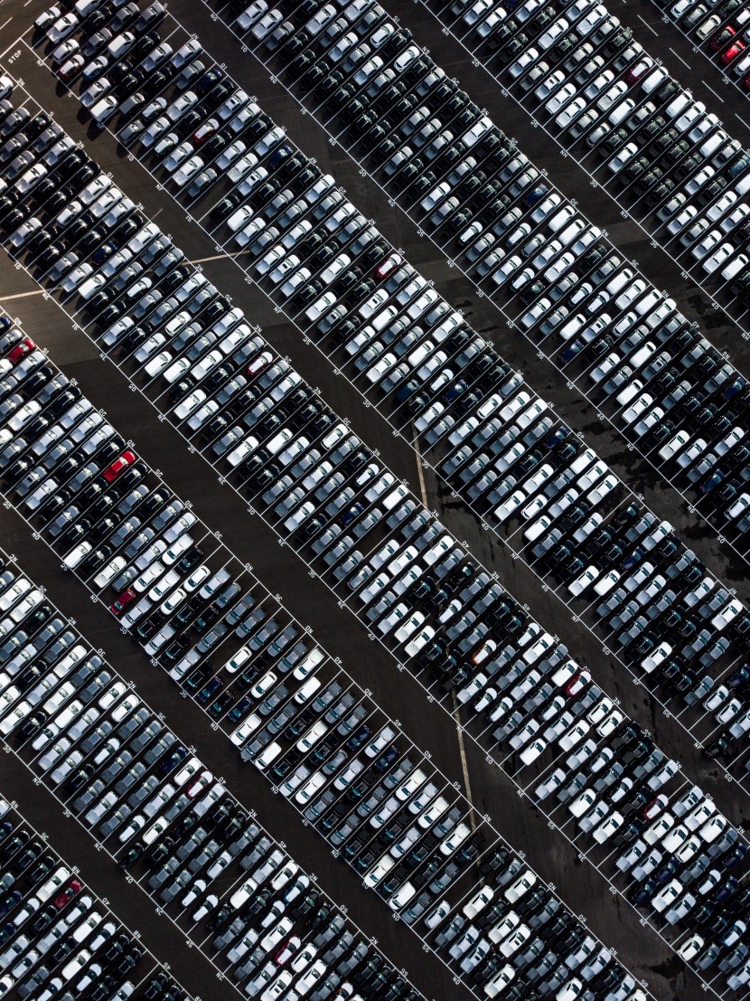 從高空中鳥瞰停車場圖片