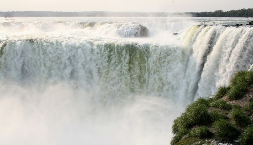 氣勢磅礴的巴西伊瓜蘇大瀑布風景圖片
