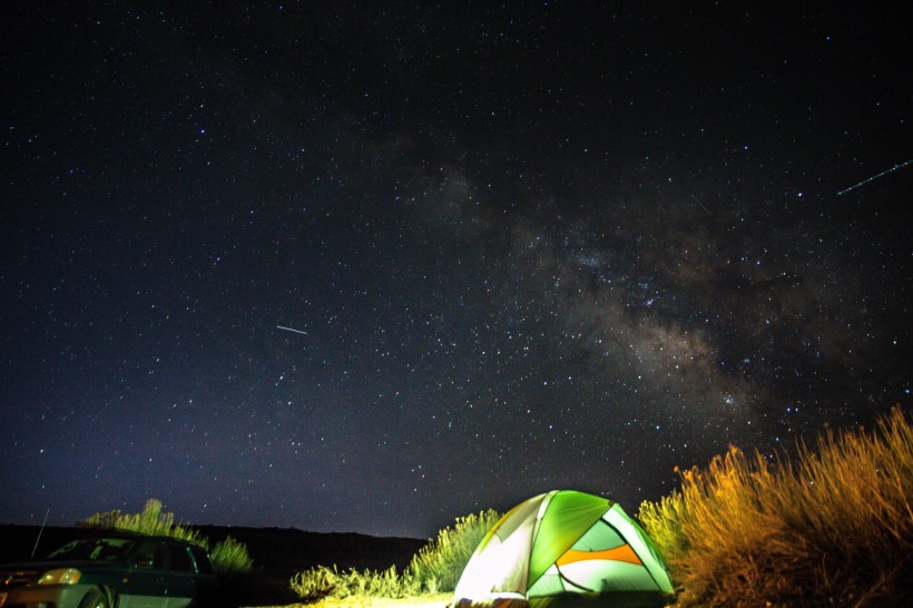 星空下旅行的帳篷圖片